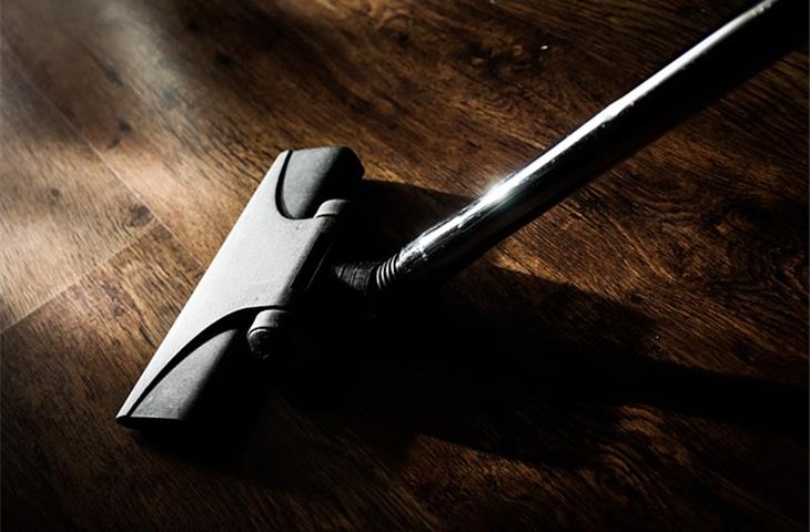 Vacuum box hinge